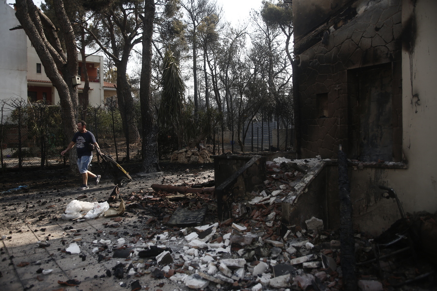 Φωτιά στη Βαρυμπόμπη: 80 καμένα σπίτια ο έως στιγμής απολογισμός από την καταστροφική φωτιά