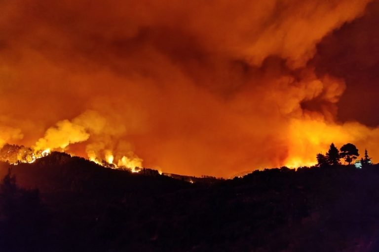 Μήνυμα του 112 για τις φωτιές της Αττικής: «Εκκενώστε Μαραθώνα και Καλέτζι»
