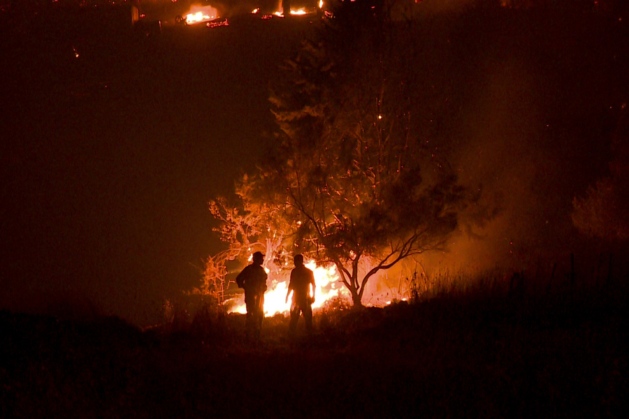 Φωτιά στην Ανατολική Μάνη: Εκκενώνονται Γύθειο και Μαυροβούνι