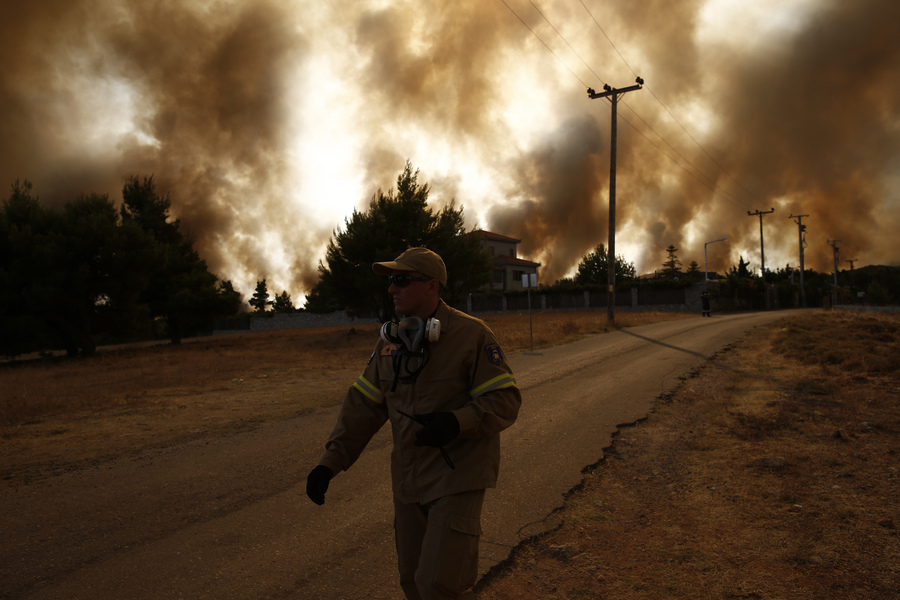 «Η Ελλάδα στις φλόγες»: Τι μεταδίδουν τα διεθνή ΜΜΕ για τις πυρκαγιές στην χώρα μας