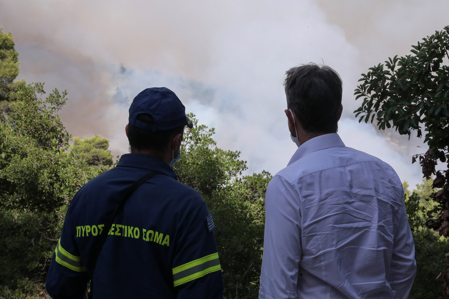 Συναγερμός για τις φωτιές στην κυβέρνηση- Στο Συντονιστικό Κέντρο Επιχειρήσεων της Πυροσβεστικής ο Μητσοτάκης