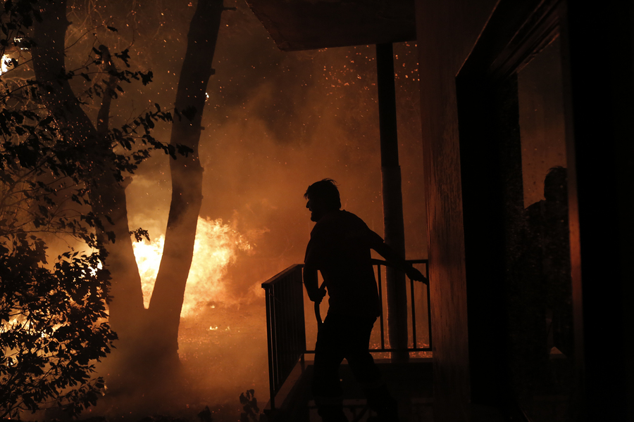 Συγκλονιστικές εικόνες από Θρακομακεδόνες: Στις φλόγες αυλή σπιτιού- Μάχη εθελοντών και αστυνομικών