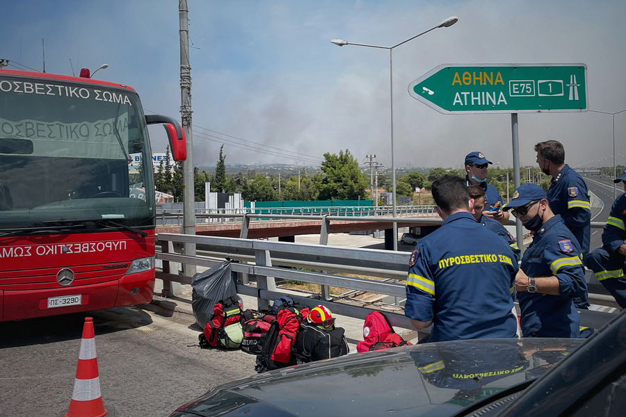 Βελτιώνεται η κατάσταση της πυρκαγιάς στην Αττική – Άνοιξαν τη νύχτα οι περισσότεροι δρόμοι – Περιπολίες συνεχώς από Στρατό και Αστυνομία