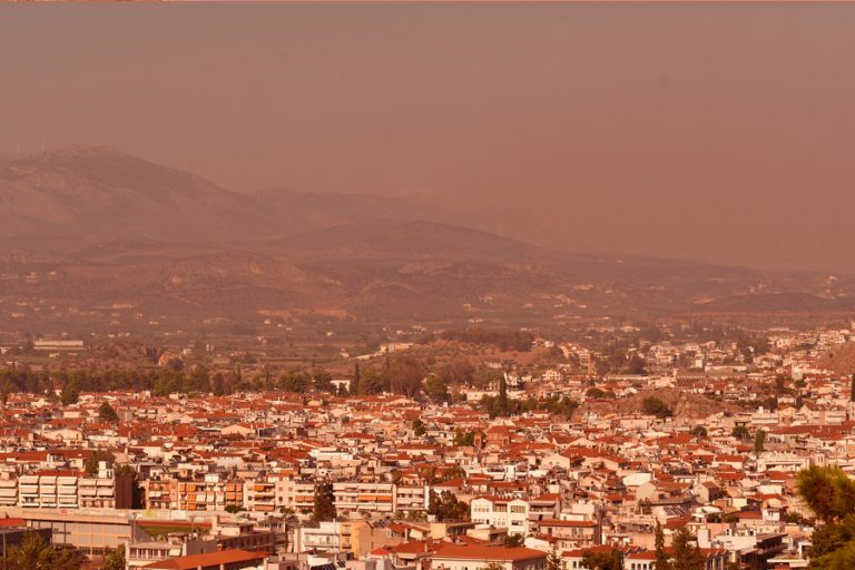 Αποπνικτική η ατμόσφαιρα λόγω των πυρκαγιών: Πώς πρέπει να χρησιμοποιείτε το κλιματιστικό στο αυτοκίνητο