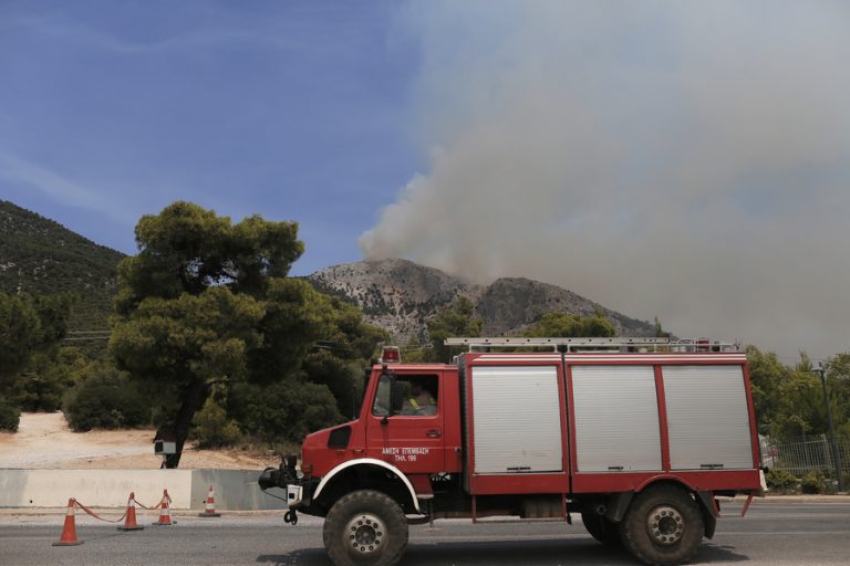 Μεγάλη φωτιά στη Μάνδρα: Επιχειρούν πέντε αεροσκάφη και δύο ελικόπτερα