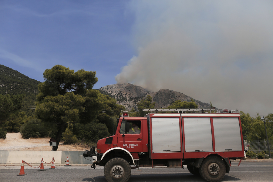Μεγάλη φωτιά στη Μάνδρα: Επιχειρούν πέντε αεροσκάφη και δύο ελικόπτερα