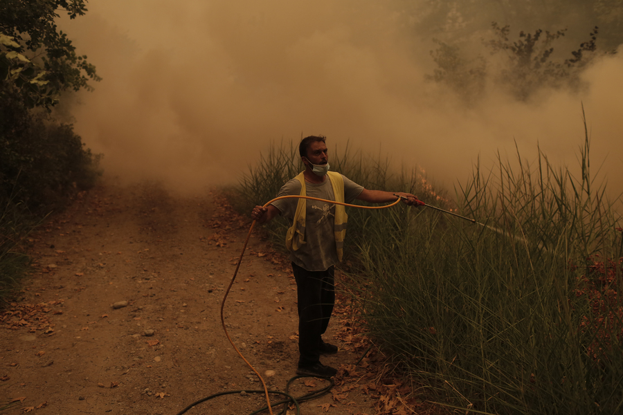 Εικόνες Αποκάλυψης στην Εύβοια: Οι κάτοικοι «κρατούν» το Πευκί – Κάηκαν σπίτια