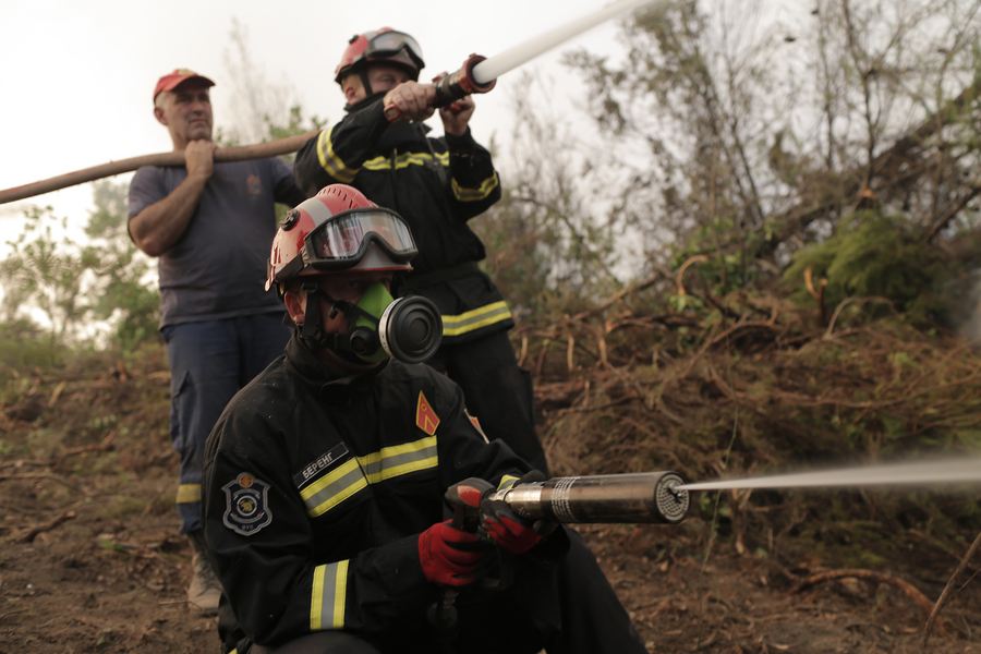 Πυρκαγιά στα Βίλια: Καλύτερη η κατάσταση, επιχειρούν δυνάμεις της πυροσβεστικής σε όλη την περίμετρο