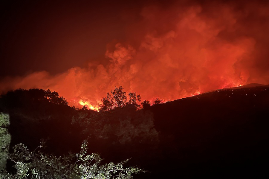 Νύχτα αγωνίας στα Βίλια – Μάχη με τις φλόγες για να κρατηθούν μακριά από τον οικισμό