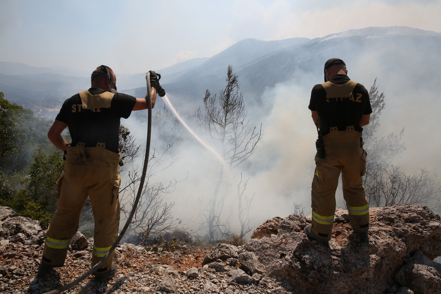 Καλύτερη η κατάσταση στην πυρκαγιά στα Βίλια – Στη μάχη και τα δύο ρωσικά μεγαθήρια “Ιλιούσιν”