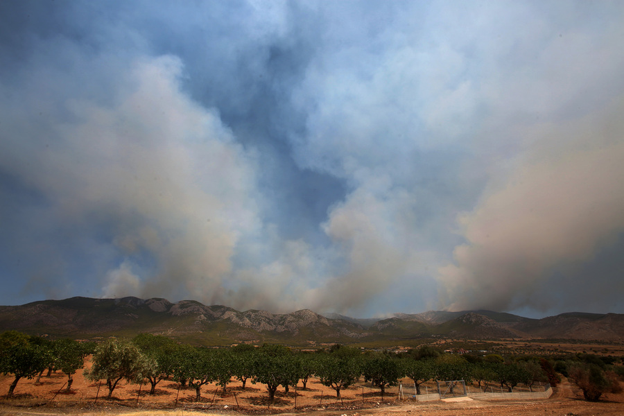 Πυροσβεστική: Βελτιωμένη η εικόνα στα Βίλια, αλλά παραμένει σε εξέλιξη η πυρκαγιά