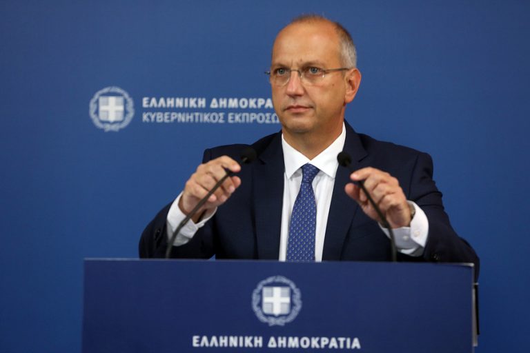 Στην αντεπίθεση η κυβέρνηση για Αποστολάκη: Αποδέχτηκε το υπουργείο αλλά «δείλιασε μπροστά στις απειλές του ΣΥΡΙΖΑ»