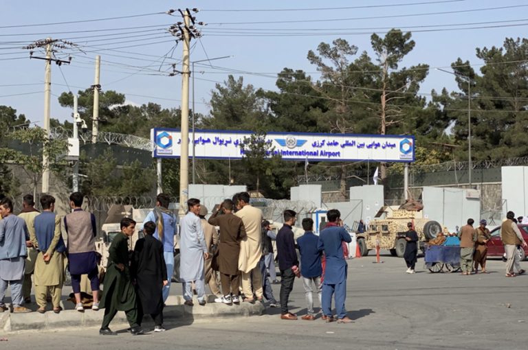 Χιλιάδες παραμένουν εγκλωβισμένοι στο αεροδρόμιο της Καμπούλ. 20 οι νεκροί σε μια εβδομάδα