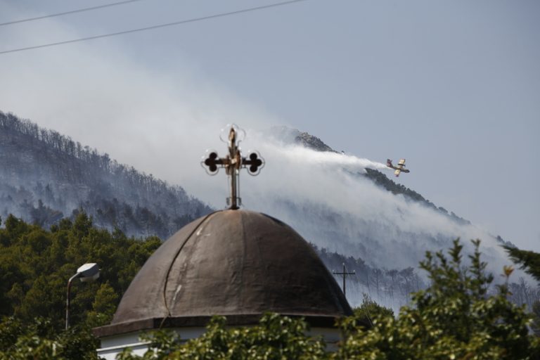 Δεν έχει τέλος ο εφιάλτης στα Βίλια – Νέα φωτιά καίει τα πρώτα σπίτια
