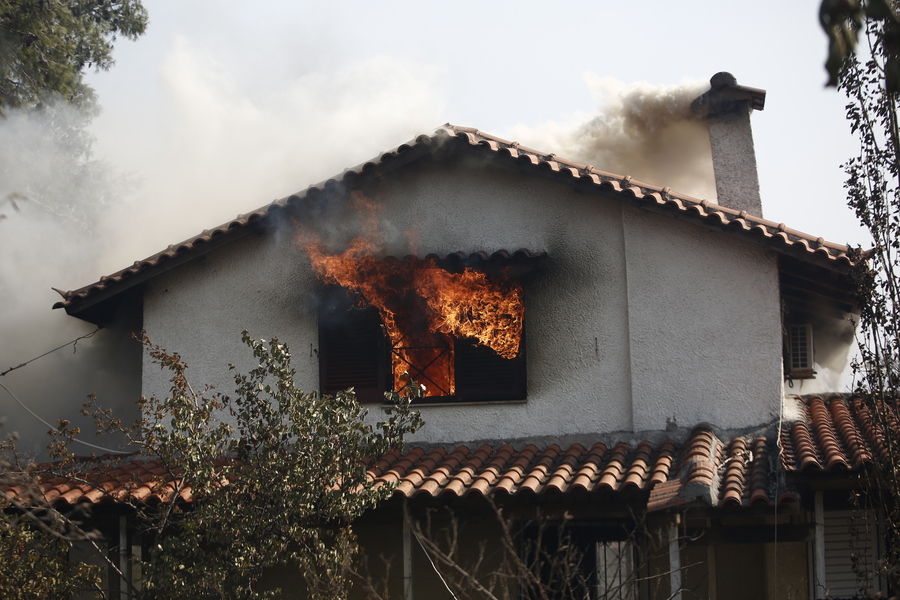 Πυρκαγιά στα Βίλια: Ζημιές σε σπίτια στον οικισμό του Προφήτη Ηλία