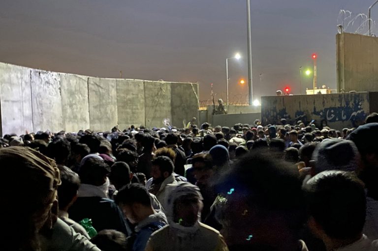 Περίπου 10.000 άνθρωποι περιμένουν στο αεροδρόμιο της Καμπούλ για να φύγουν από τη χώρα