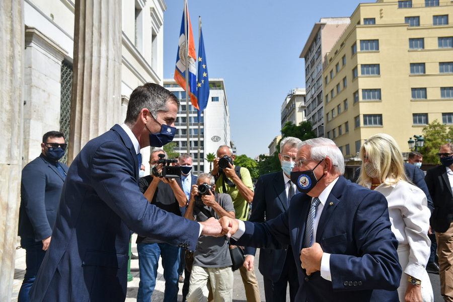 Γερουσιαστής Μενέντεζ: Φάρος ελπίδας για τη δημοκρατία και την ελευθερία η Ελλάδα