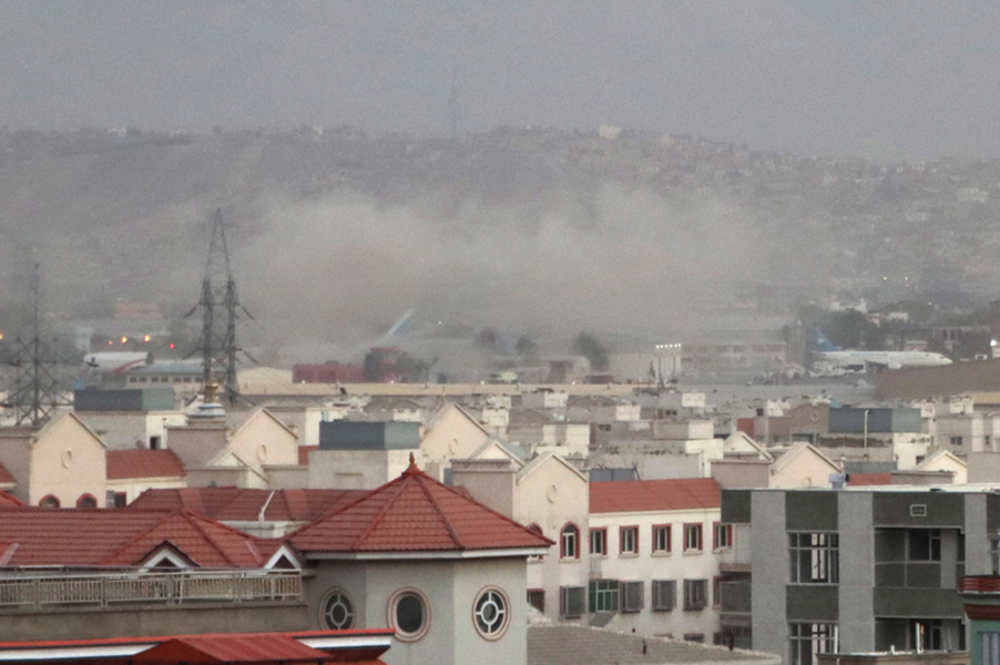 Δύο εκρήξεις κοντά στο αεροδρόμιο της Καμπούλ – Πολλοί οι νεκροί, ανάμεσά τους και παιδιά