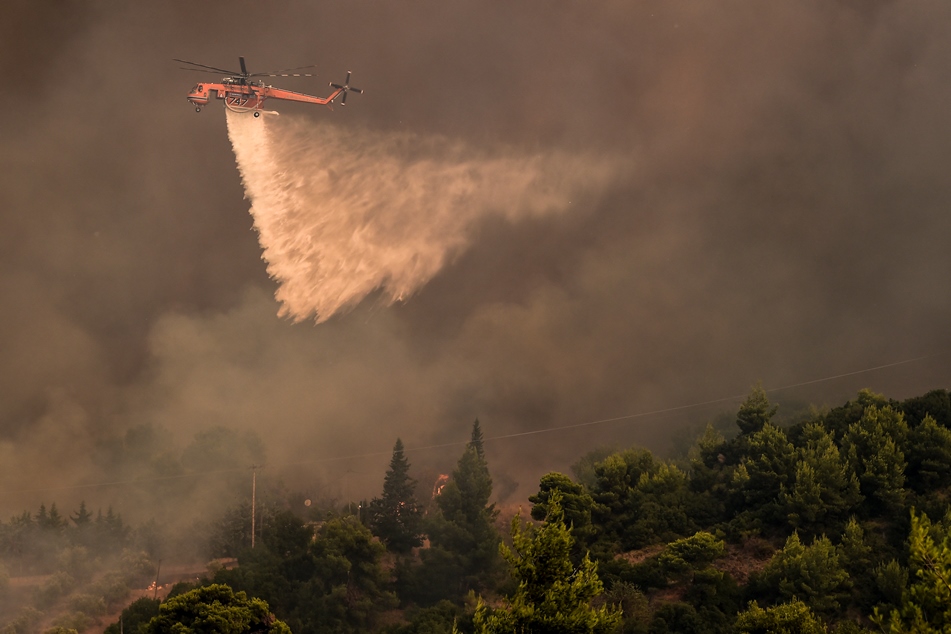 Δεν έχει τέλος ο πύρινος εφιάλτης – Εκκενώνονται Βαρυμπόμπη, Θρακομακεδόνες, Σταμάτα και Ροδόπολη (upd)