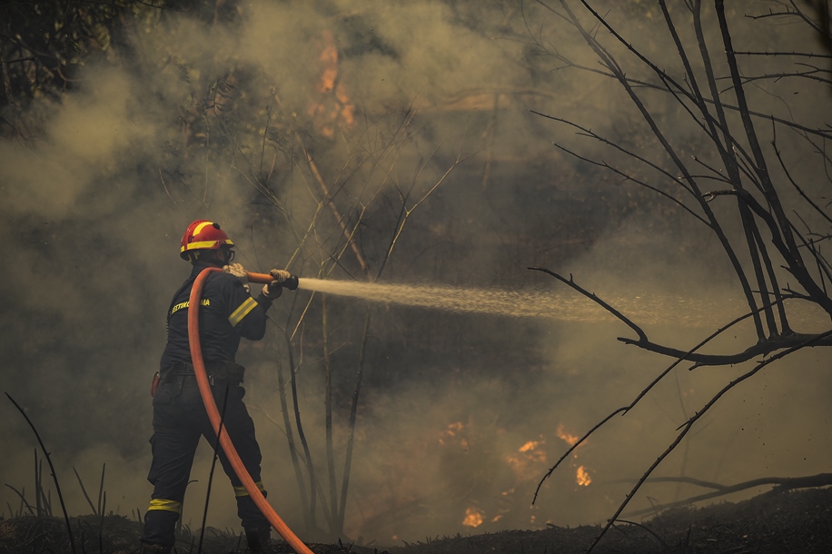 Mάχη με τις φλόγες: Σοβαρή αναζωπύρωση – Εντολή εκκένωσης για Βαρυμπόμπη, Θρακομακεδόνες, δίπλα στην Εθνική οι φλόγες