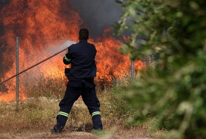 Φωτιά στη Νάουσα της Πάρου- Απειλούνται σπίτια