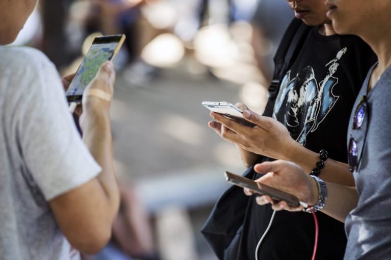 Πώς θα καταλάβετε εάν έχουν «χακάρει» το κινητό σας, σύμφωνα με την ESET