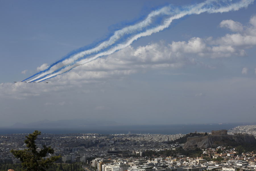 Τα «Rafale» σχημάτισαν την ελληνική σημαία πετώντας πάνω από την Ακρόπολη (Φωτογραφίες)
