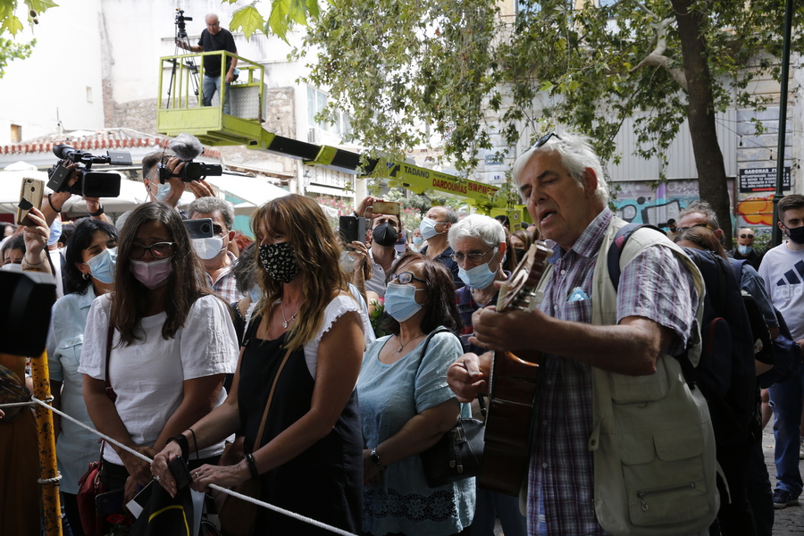 Πλήθος κόσμου έξω από τη Μητρόπολη για να αποχαιρετήσει τον Μίκη Θεοδωράκη