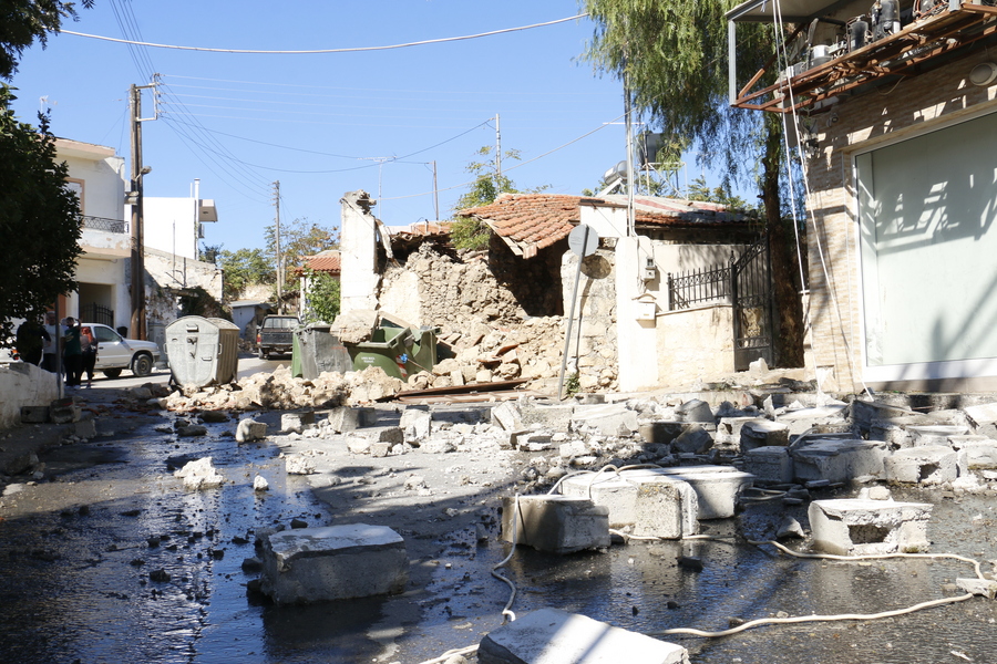 Νέες σεισμικές δονήσεις 5,4 και 4,4 βαθμών στην Κρήτη – Καταρρέουν κτίσματα που είχαν υποστεί ζημιές