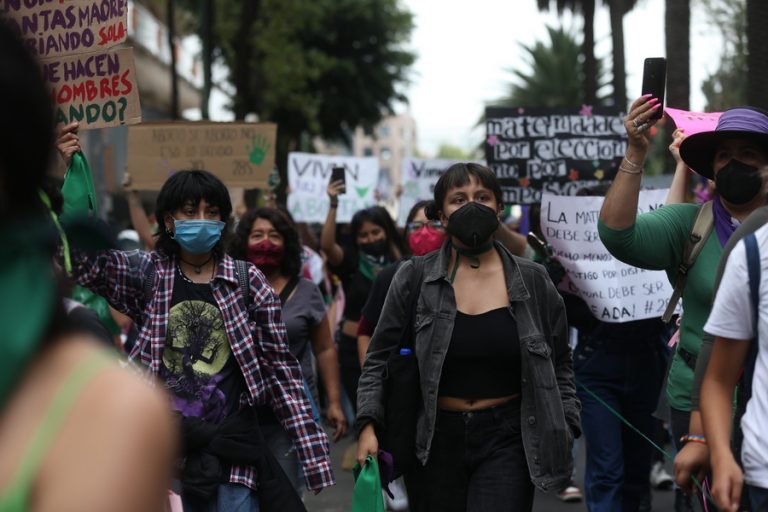 Χιλιάδες γυναίκες στη Λατινική Αμερική διαδήλωσαν για το δικαίωμά τους σε ασφαλείς και νόμιμες αμβλώσεις