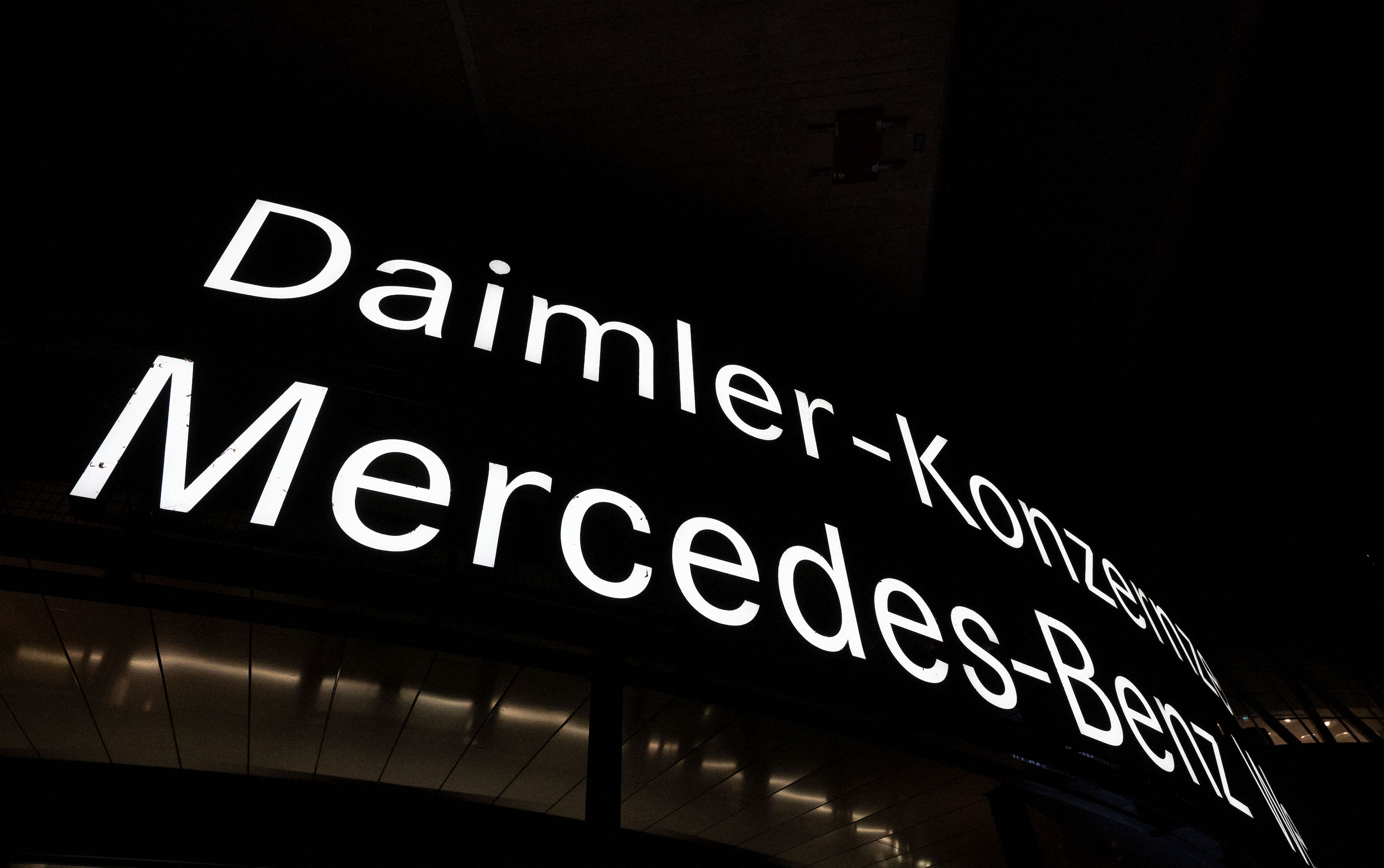 Iστορική απόφαση: Tο σχεδόν 140 ετών βιομηχανικό είδωλο της Daimler, μητρικής της Mercedes-Benz, σπάει στα δύο