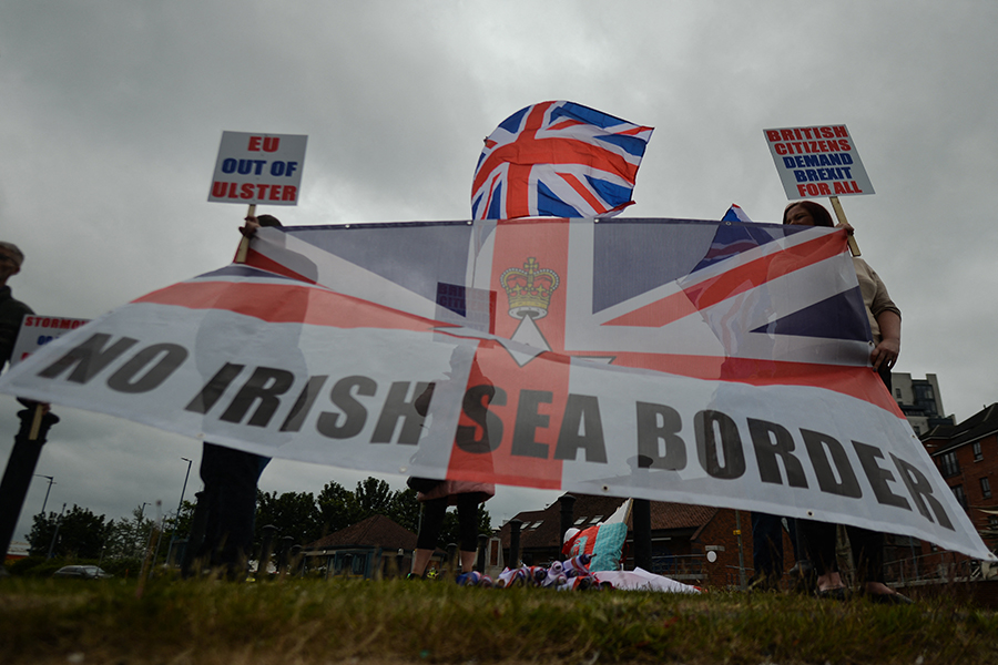 Με απειλές και εκβιασμούς η Βρετανία προσπαθεί να αποσπάσει όσα θέλει από την ΕΕ για τη Βόρεια Ιρλανδία