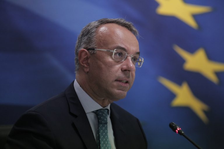 Στο Παρίσι για τη σύνοδο του ΟΟΣΑ ο Σταϊκούρας – Τι περιλαμβάνει η ατζέντα των συζητήσεων