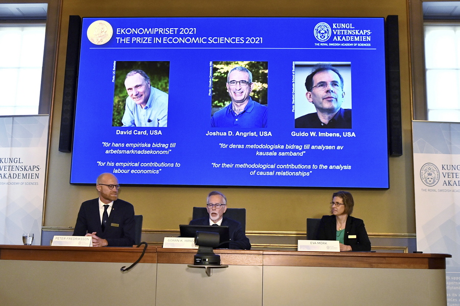 Οι οικονομολόγοι Καρντ, Άνγκριστ και Ίμπενς τιμήθηκαν με το βραβείο Νόμπελ Οικονομικών 2021