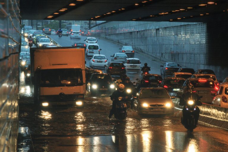 Κυκλοφοριακό πανδαιμόνιο στην Αθήνα – Απομακρύνονται κάτοικοι από καμένες και επικίνδυνες για πλημμύρες περιοχές