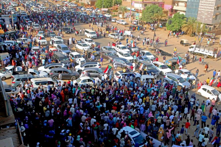 Στρατιωτικό πραξικόπημα στο Σουδάν: Σε κατ’ οίκον κράτηση ο πρωθυπουργός. Διακόπηκε η πρόσβαση στο Διαδίκτυο