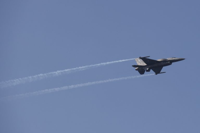 Διαψεύδει η Αθήνα τους ισχυρισμούς της Άγκυρας για «κλείδωμα» τουρκικών F-16 πάνω από το Αιγαίο
