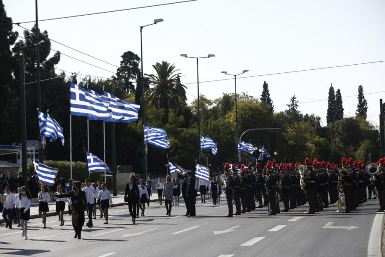 Ολοκληρώθηκαν η μαθητική παρέλαση στην Αθήνα και η στρατιωτική στην Θεσσαλονίκη