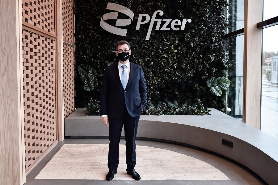 Ο CEO της Pfizer «τσάκισε» τη γραφειοκρατία για να μπορέσει να παραδώσει σε χρόνο-ρεκόρ ένα εμβόλιο για τον COVID