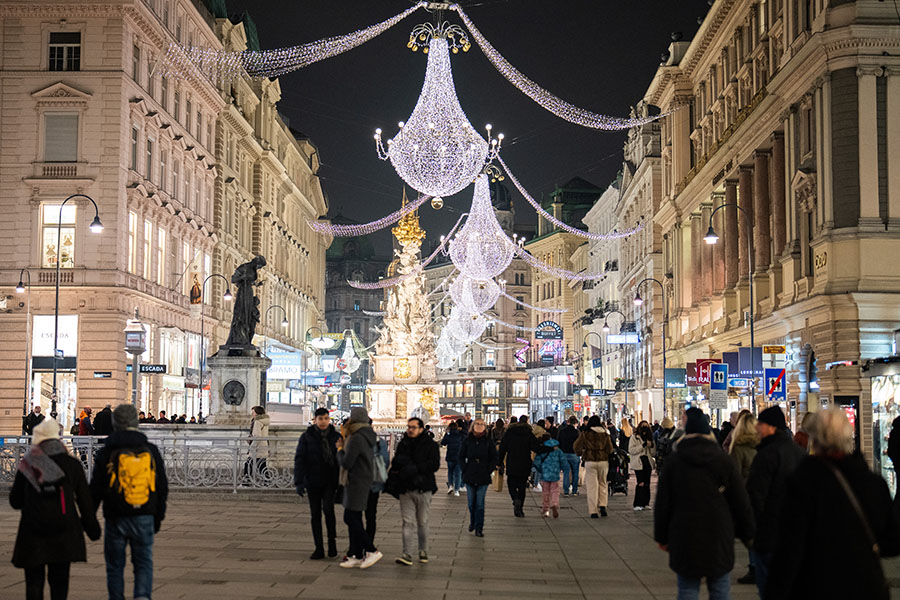 Υπό την απειλή της Όμικρον η Ευρώπη προσπαθεί να σώσει τα Χριστούγεννα