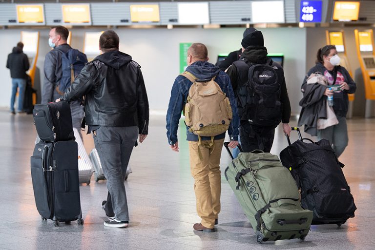 Η Όμικρον προκάλεσε «μπλακ άουτ» στα αεροδρόμια – Περισσότερες από 3.300 πτήσεις ακυρώθηκαν μέχρι σήμερα το μεσημέρι
