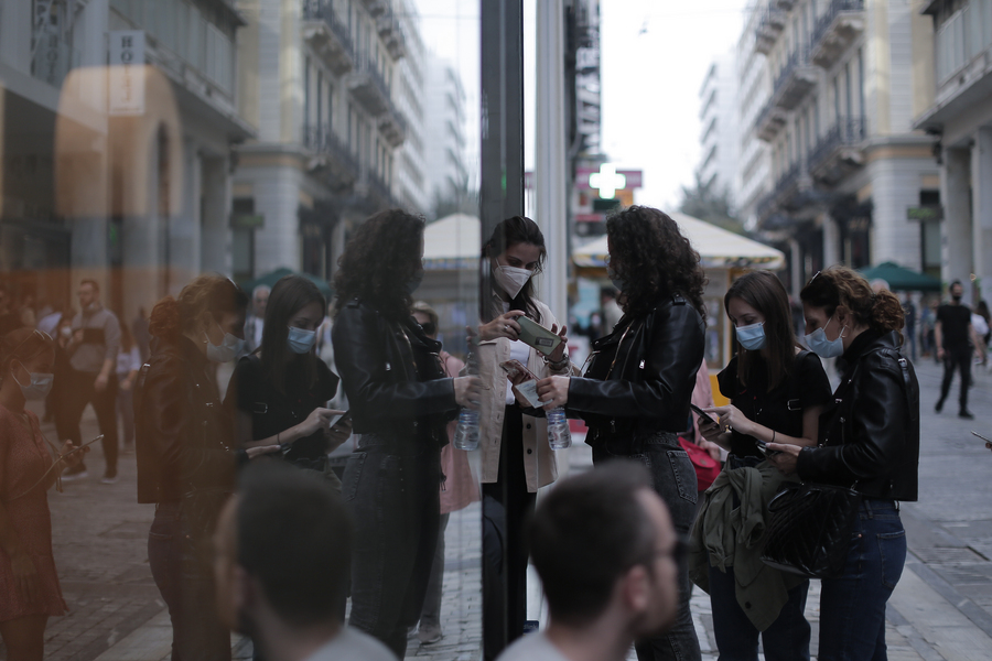 Όλα όσα αλλάζουν από σήμερα – Πώς θα γίνεται η είσοδος σε καταστήματα, εστίαση, δημόσιες υπηρεσίες και χώρους λατρείας