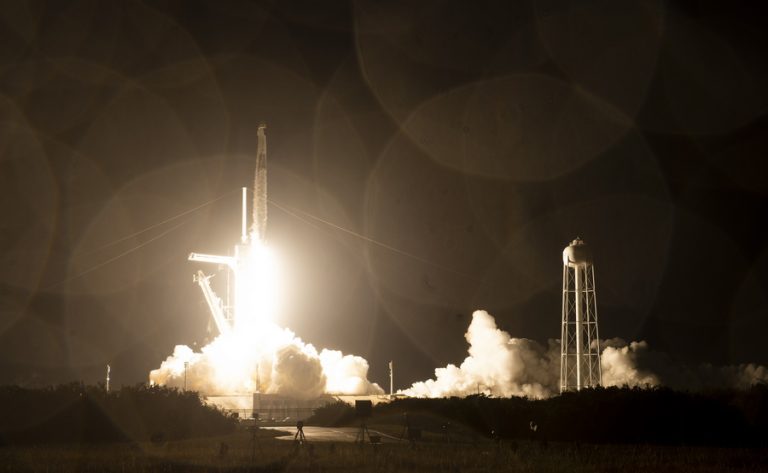 Πύραυλος της SpaceX απογειώθηκε για να ταξιδέψει τέσσερις αστροναύτες στον Διεθνή Διαστημικό Σταθμό (βίντεο)