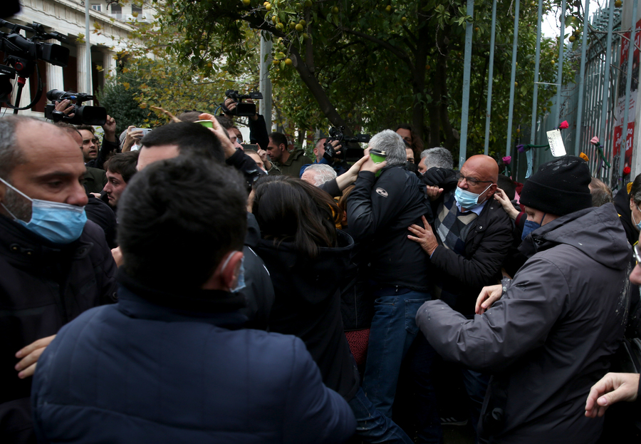 Ένταση και μικροεπεισόδια στο Πολυτεχνείο – Δεν επέτρεψαν σε διακοινοβουλευτική επιτροπή να καταθέσει στεφάνι