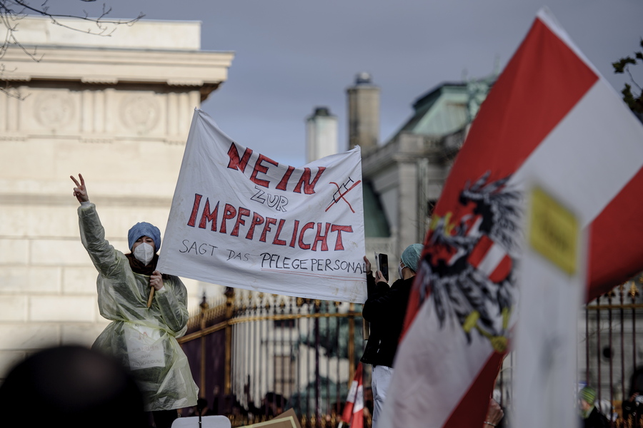 Σε αναβρασμό η Ευρώπη – Oξύνονται οι διαμαρτυρίες εναντίον των μέτρων κατά της πανδημίας