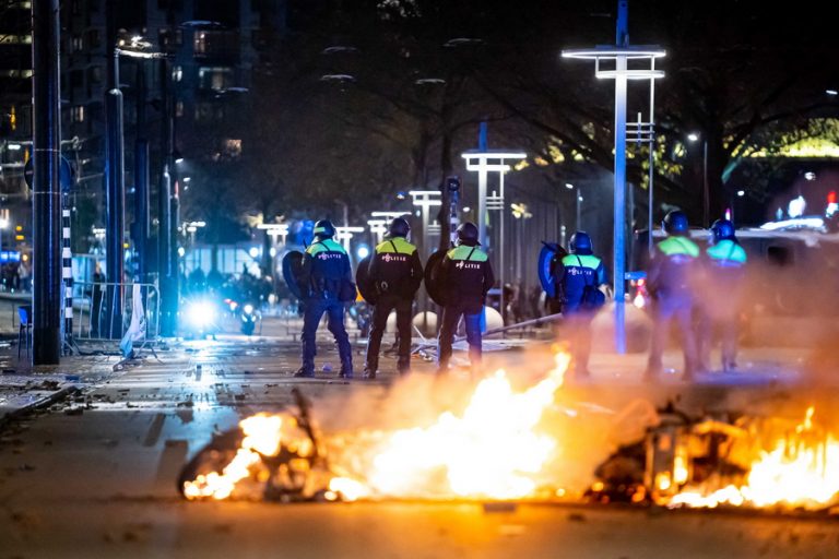 «Όργιο βίας» στην Ολλανδία κατά τη διάρκεια διαδήλωσης ενάντια στα νέα μέτρα κατά της πανδημίας