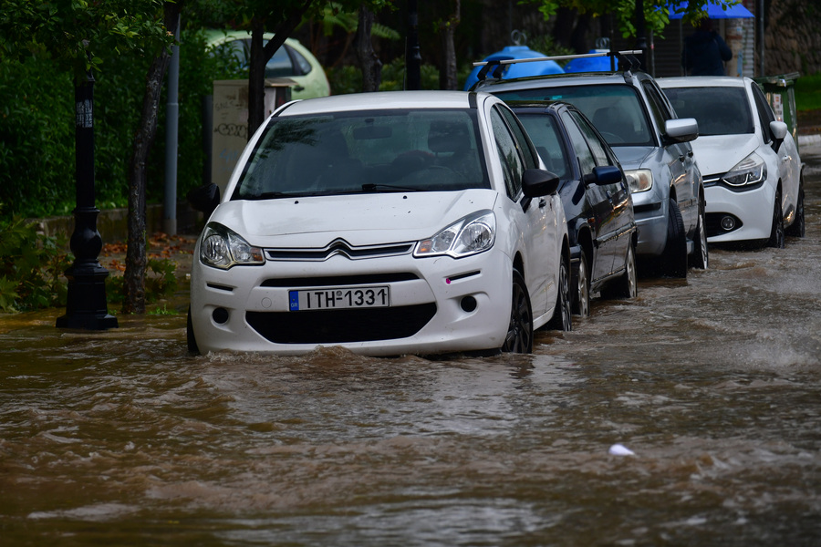 Προβλήματα στην Αττική λόγω της έντονης βροχόπτωσης και των ισχυρών ανέμων