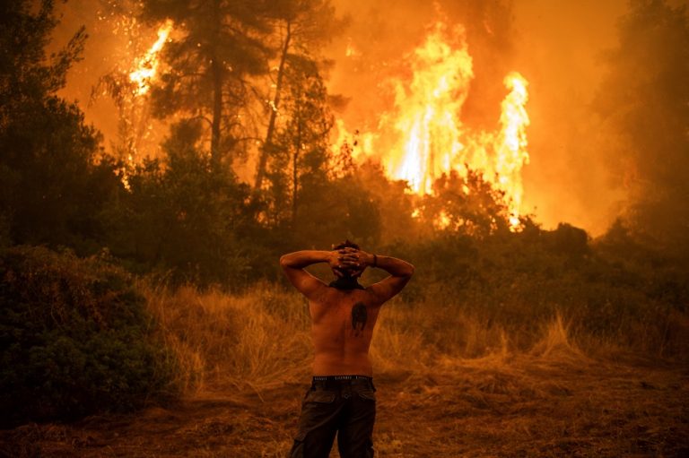 Κλιματική αλλαγή και υπερ-πυρκαγιές: Οι συνέπειες που «καίνε» το περιβάλλον