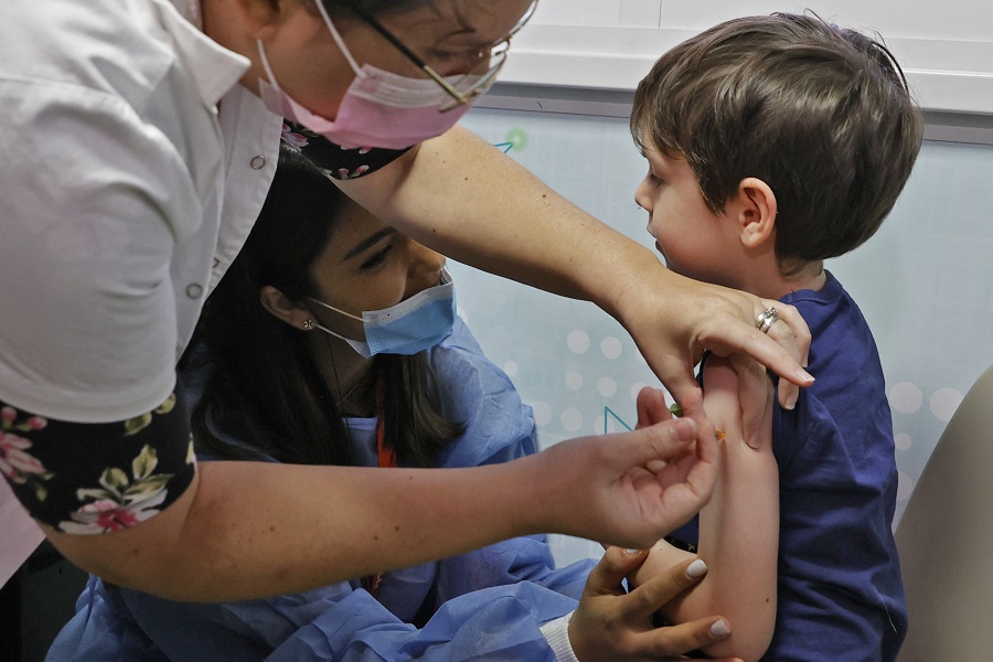 Pfizer/BioNTech: Ξεκινούν δοκιμές τρίτης μειωμένης δόσης του εμβολίου σε παιδιά κάτω των πέντε ετών