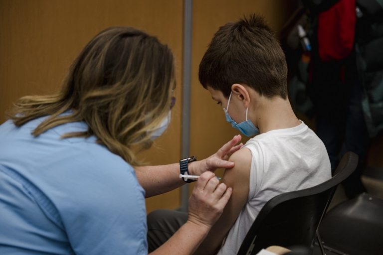 Κορωνοϊός: Πόσο πρόθυμοι είναι οι γονείς, παγκοσμιώς, να εμβολιάσουν τα παιδιά τους